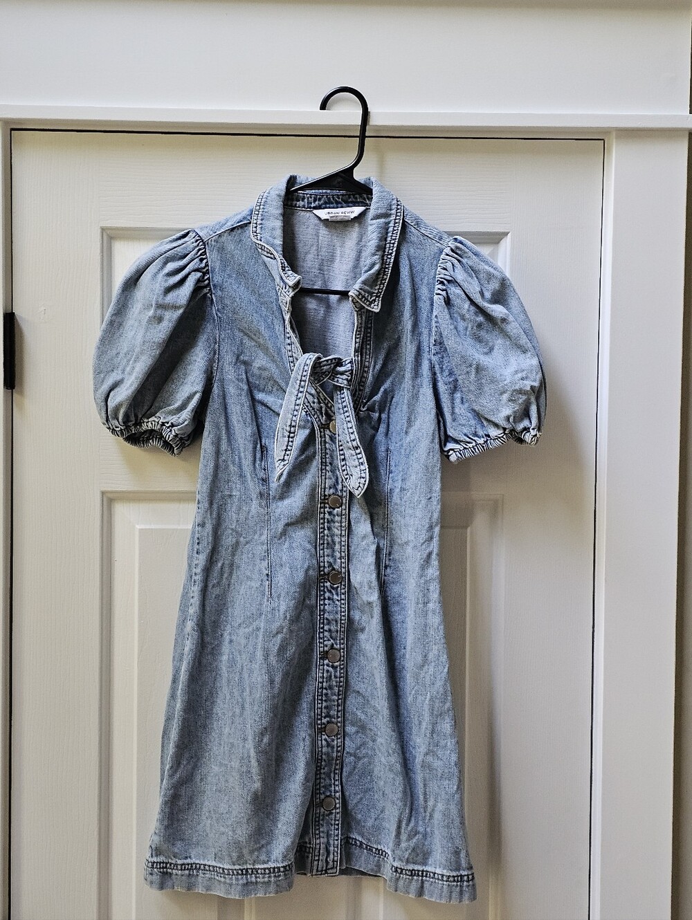 URBAN REVIVO esther bow detail mini denim dress in light blue wash - Picture 4 of 14